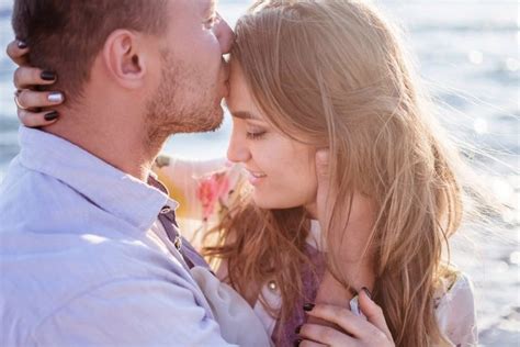 Poljubljanje, če je dobra kemija Erotična masaža Kambia